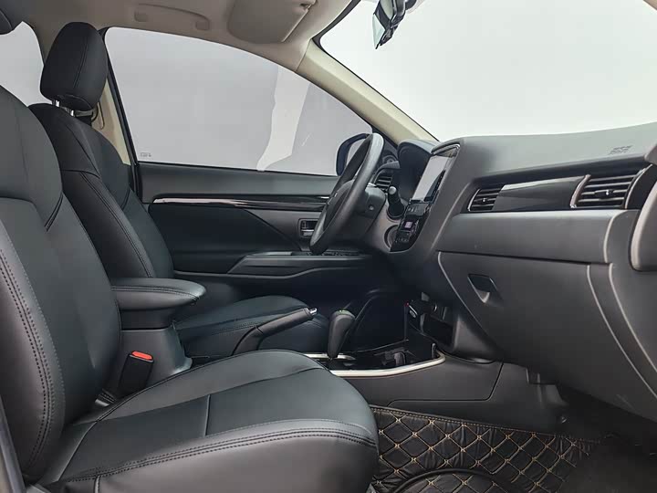 Фото 9 - Mitsubishi Outlander