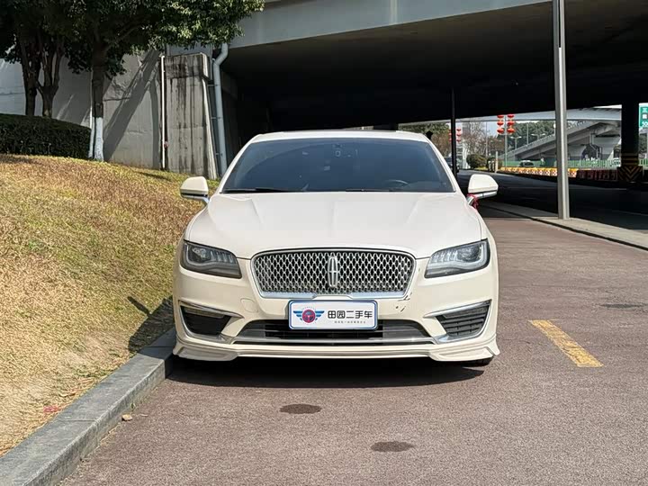 Фото 2 - Lincoln MKZ