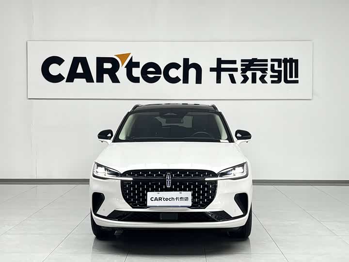 Фото 2 - Lincoln Corsair