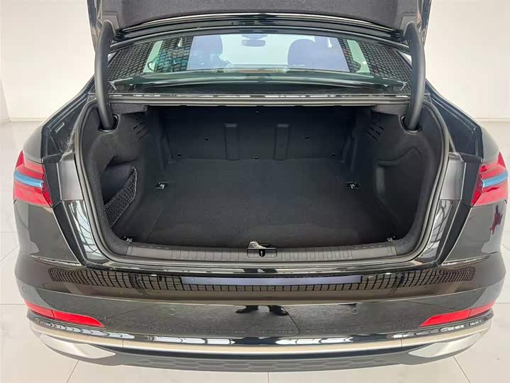 Фото 6 - Audi A6L