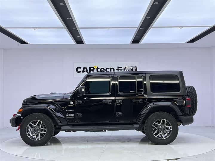 Фото 2 - Jeep Wrangler