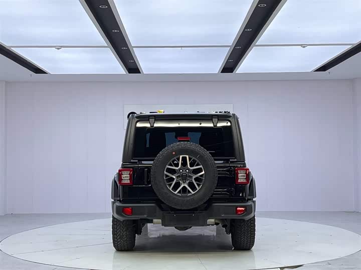 Фото 4 - Jeep Wrangler