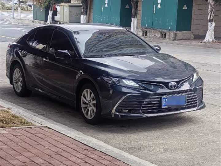 Фото 2 - Toyota Camry