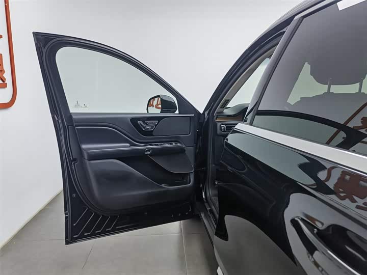 Фото 8 - Lincoln Aviator