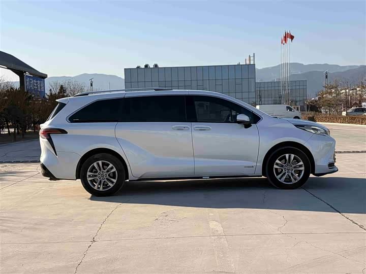 Фото 8 - Toyota Sienna