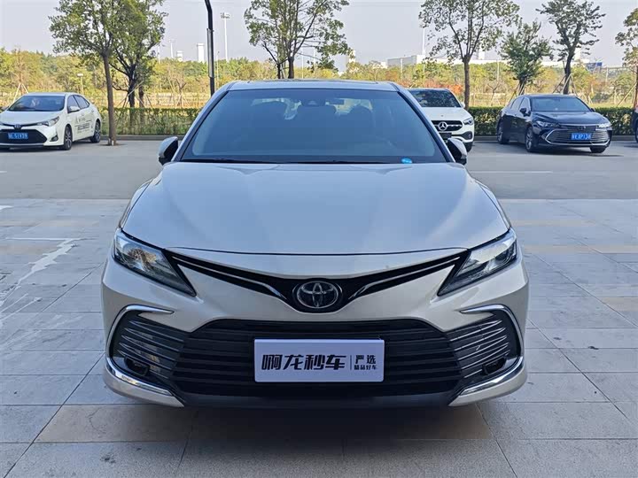 Фото 2 - Toyota Camry