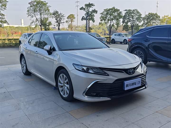 Фото 3 - Toyota Camry