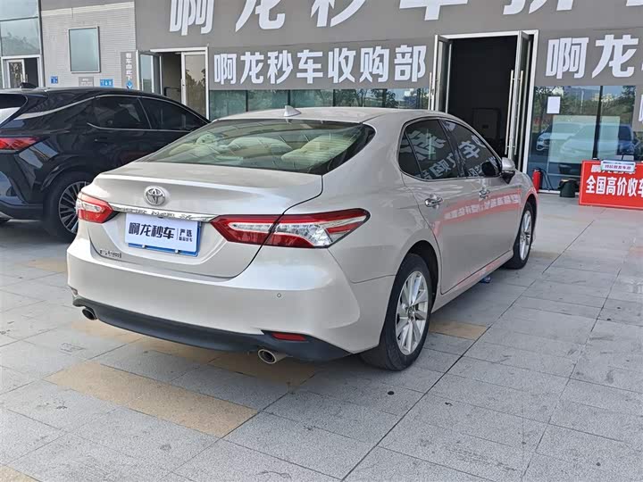 Фото 6 - Toyota Camry