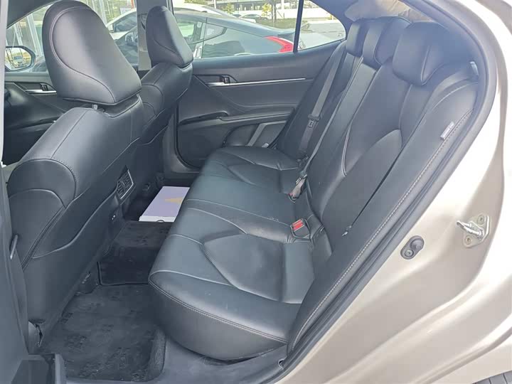 Фото 9 - Toyota Camry