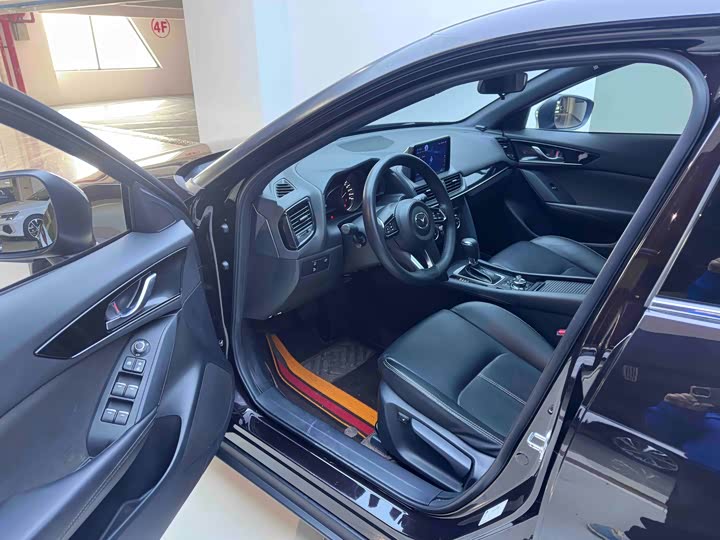 Photo 9 - Mazda CX-4