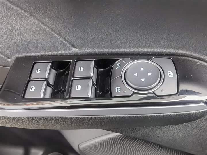 Фото 9 - Ford Escape