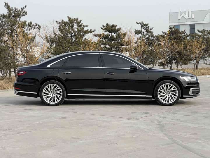 Фото 8 - Audi A8