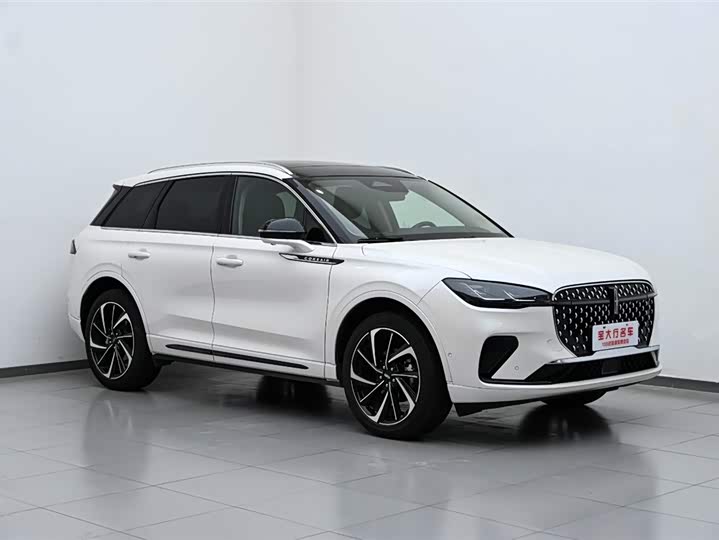 Photo 4 - Lincoln Corsair