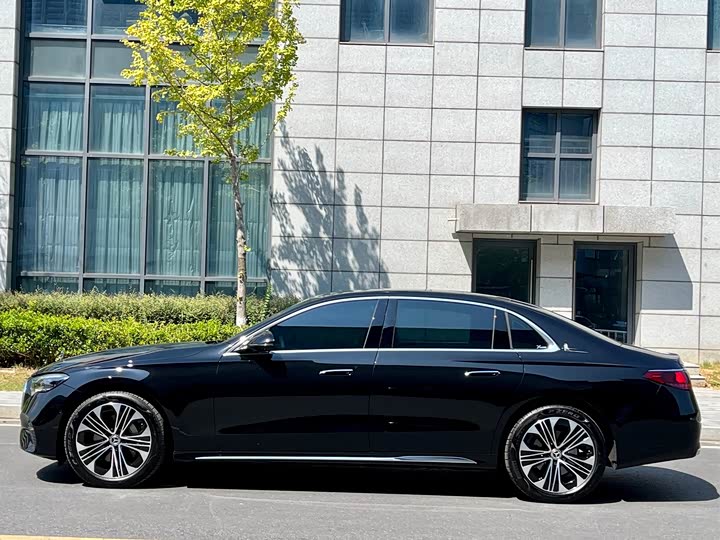 Photo 8 - Mercedes-Benz E-Class