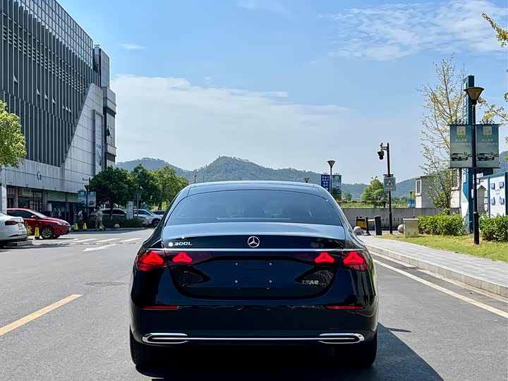 Photo 9 - Mercedes-Benz E-Class