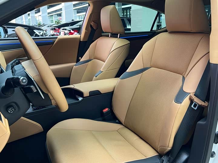 Фото 9 - Lexus ES