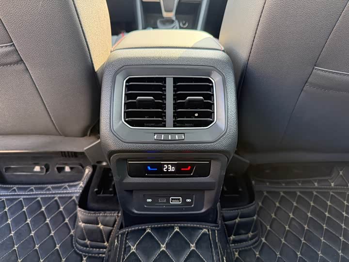 Фото 8 - Volkswagen Tiguan L Pro