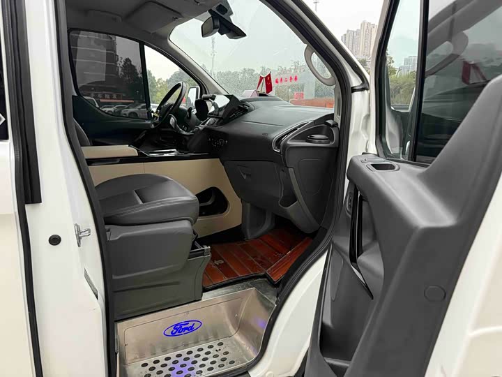 Фото 5 - Ford Tourneo