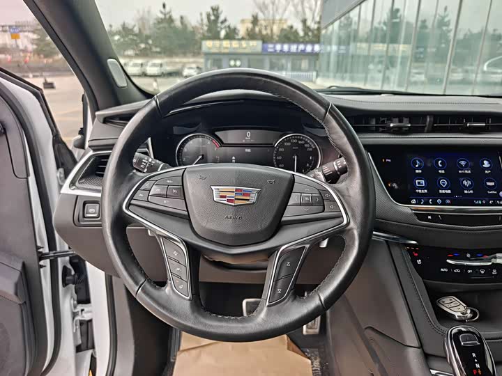 Фото 8 - Cadillac XT5
