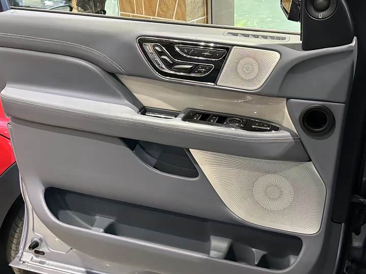 Фото 9 - Lincoln Navigator