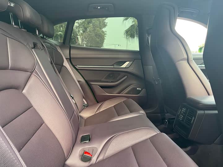 Photo 6 - Porsche Taycan