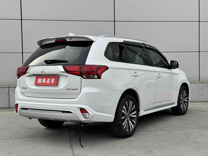 Фото 2 - Mitsubishi Outlander