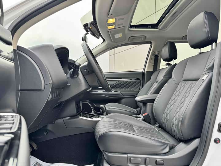 Фото 5 - Mitsubishi Outlander