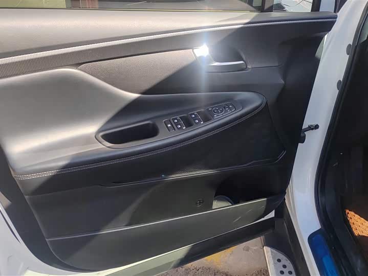 Фото 7 - Hyundai Santa Fe