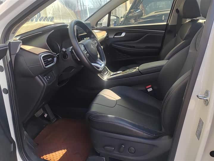 Фото 9 - Hyundai Santa Fe