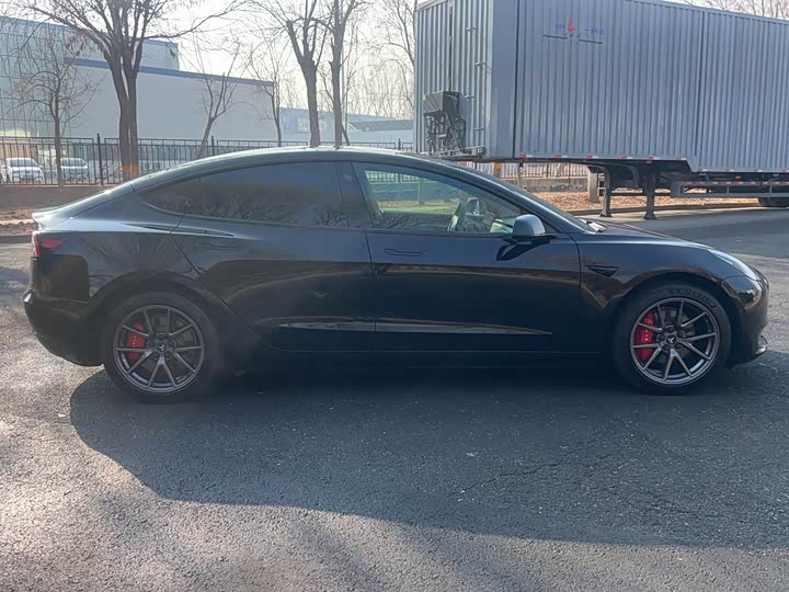 Фото 3 - Tesla Model 3