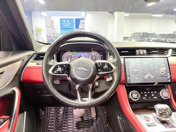 Фото 8 - Jaguar F-Pace