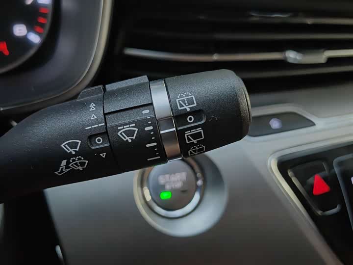 Фото 9 - Roewe iMax 8