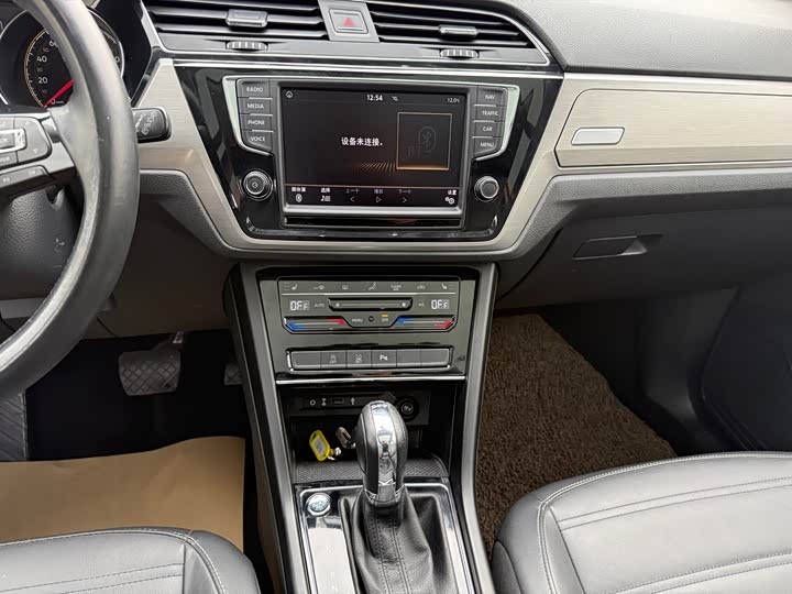 Фото 8 - Volkswagen Touran L