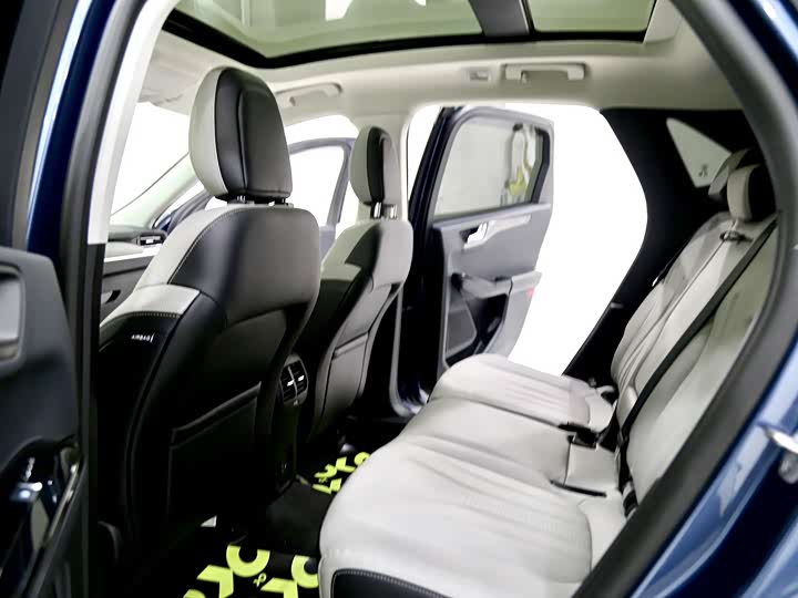 Photo 8 - Ford Escape