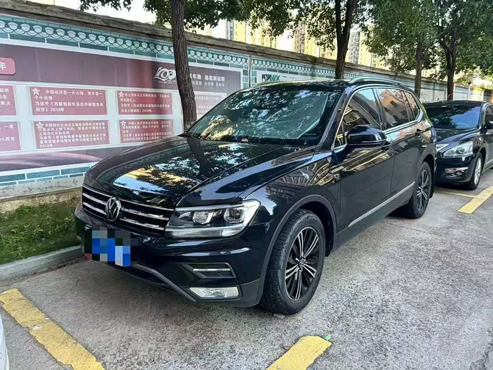 Фото 1 - Volkswagen Tiguan L Pro