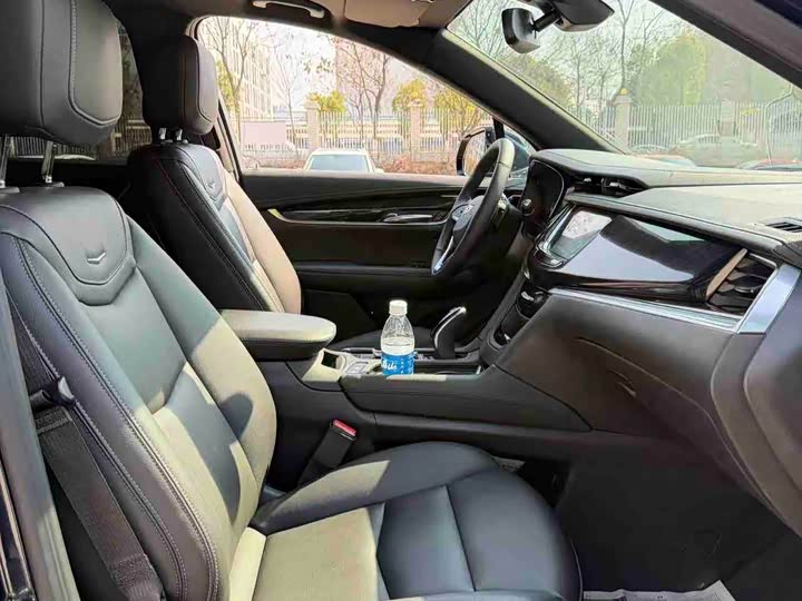 Фото 6 - Cadillac XT6