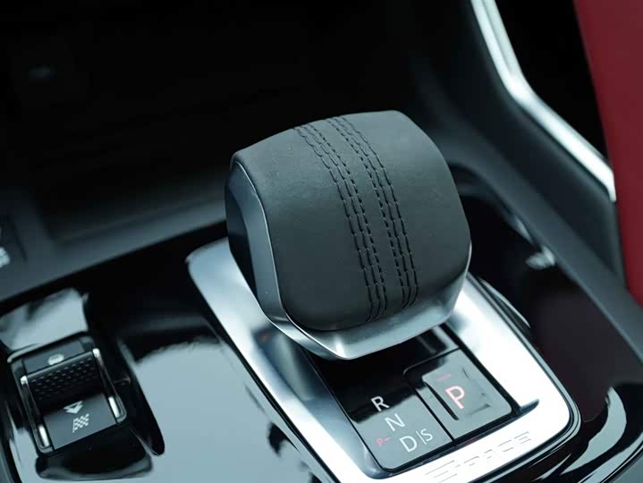 Фото 9 - Jaguar E-Pace