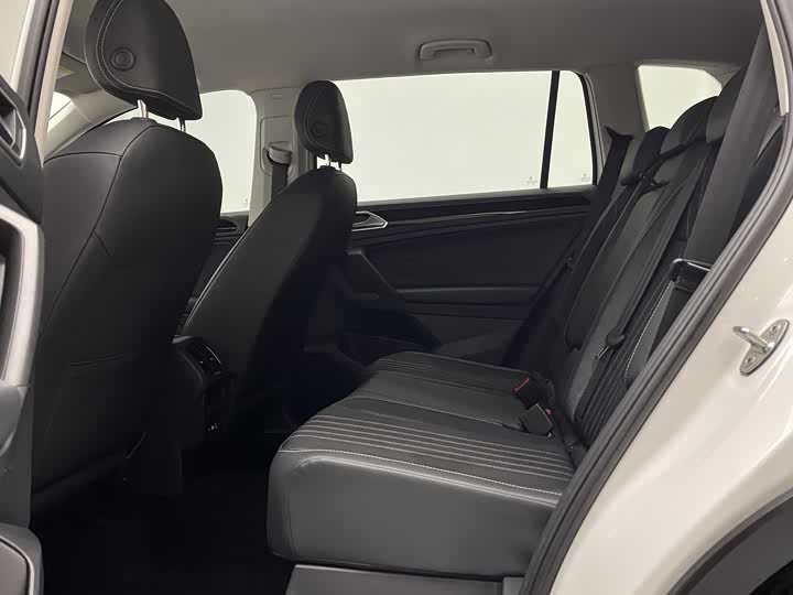 Фото 8 - Volkswagen Tiguan L Pro