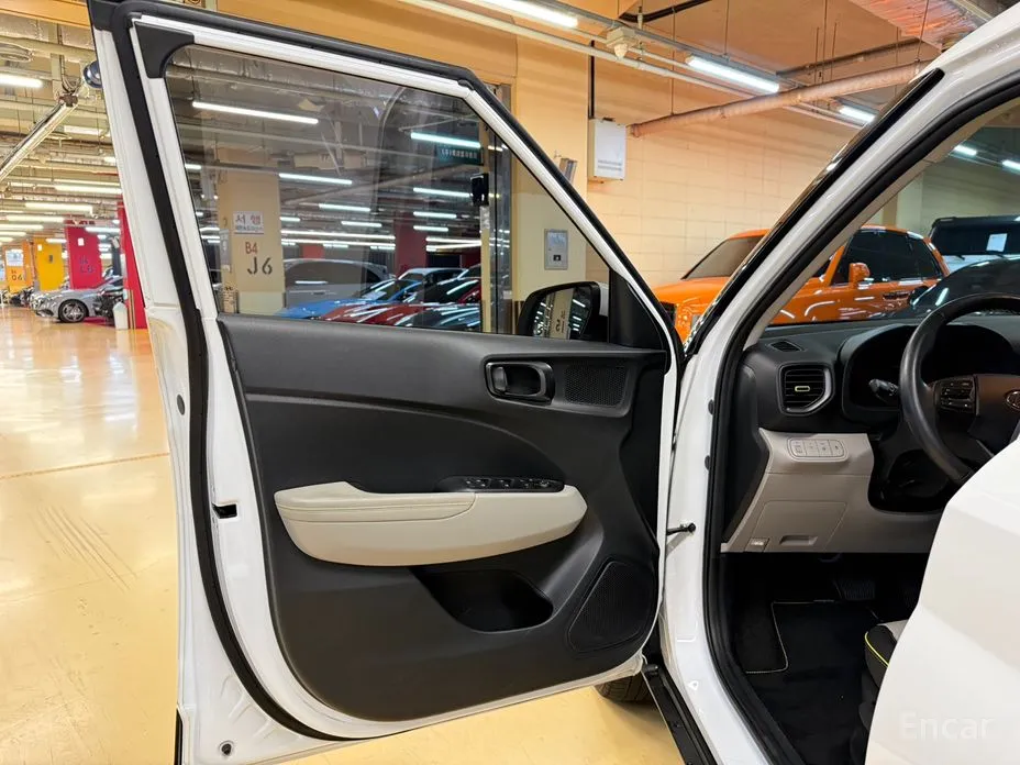 Photo 10 - Hyundai Venue