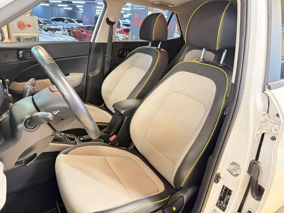 Photo 11 - Hyundai Venue