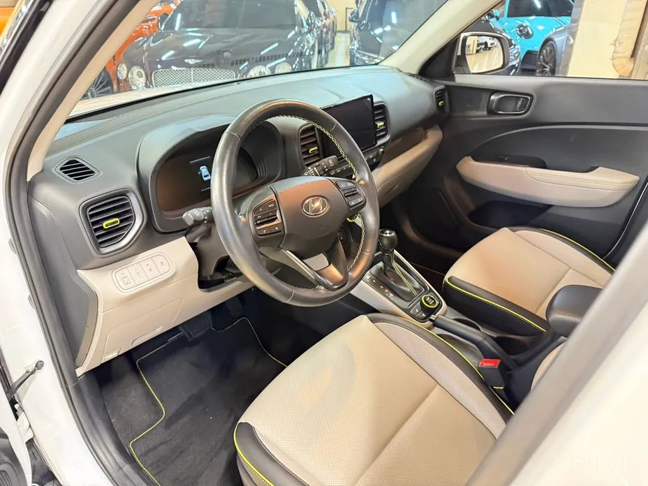 Photo 12 - Hyundai Venue