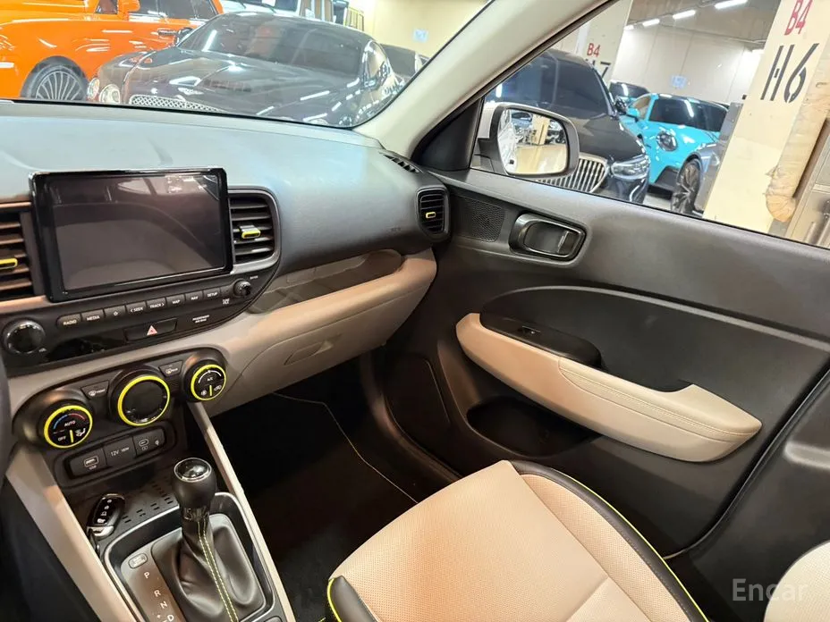 Photo 13 - Hyundai Venue