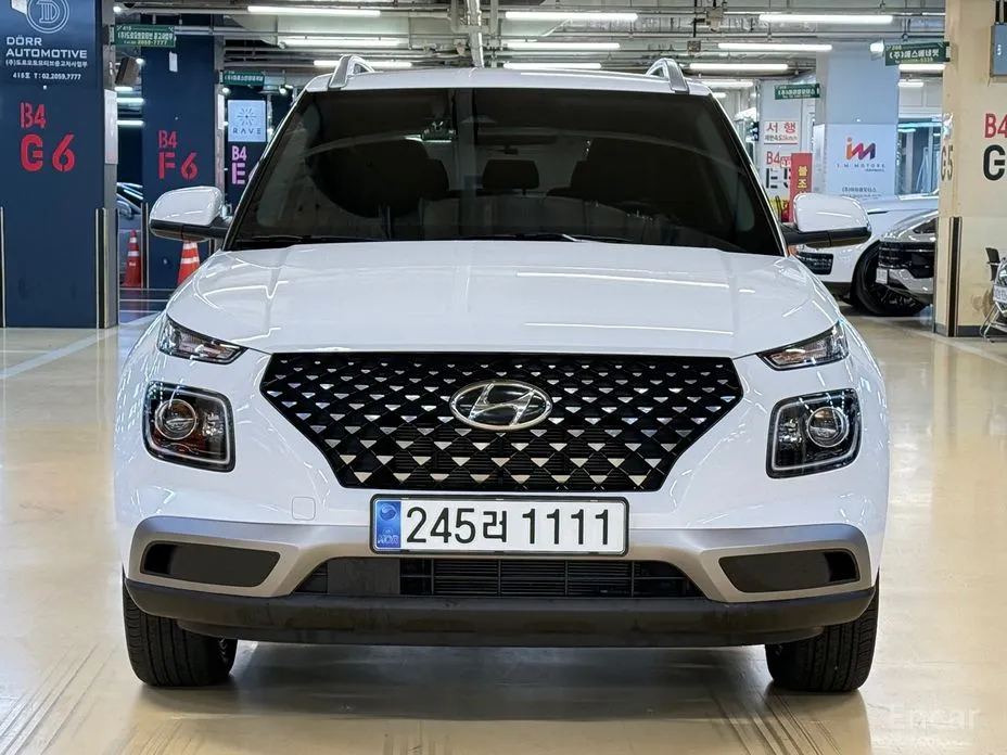 Photo 3 - Hyundai Venue