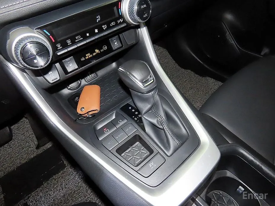 Фото 12 - Toyota RAV4