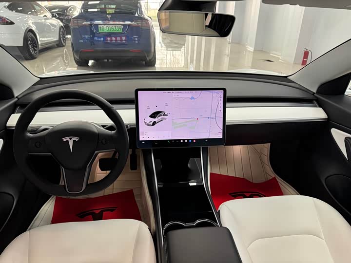 Фото 4 - Tesla Model 3