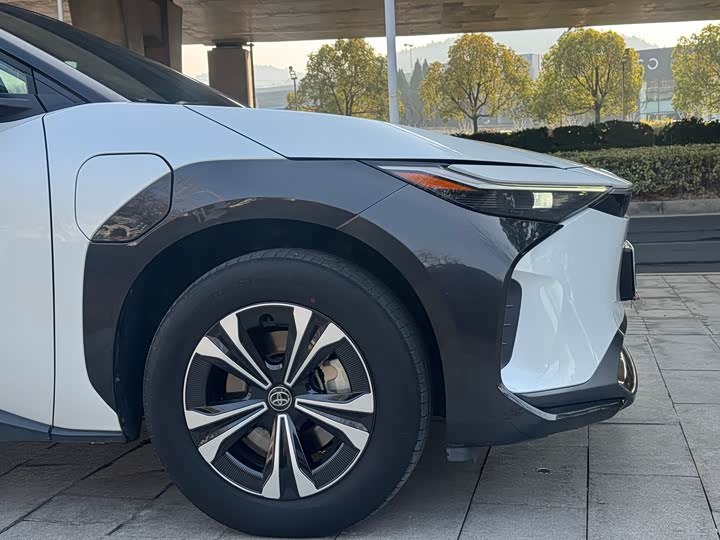 Фото 3 - Toyota bZ4X