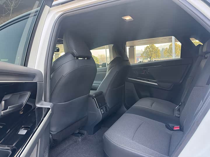 Фото 7 - Toyota bZ4X