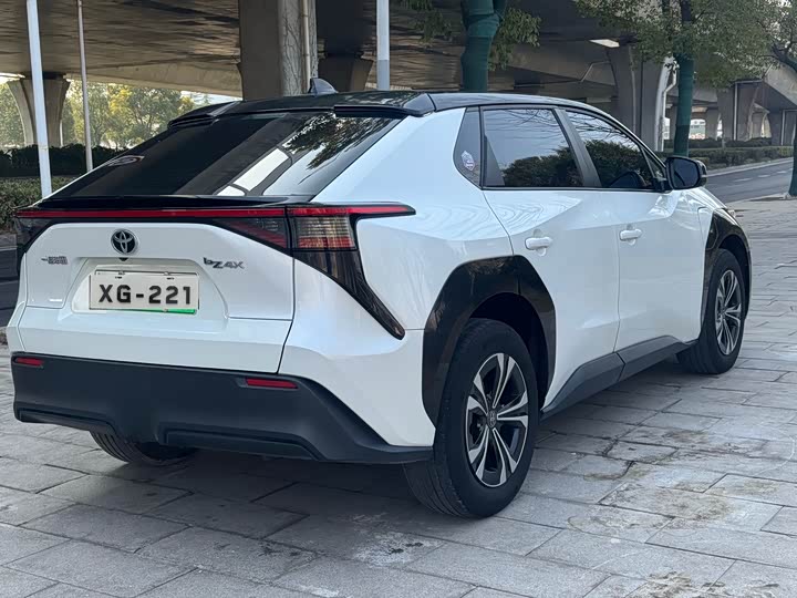 Фото 8 - Toyota bZ4X