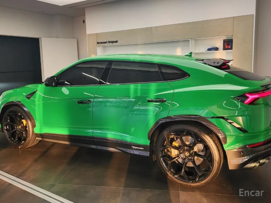 Фото 2 - Lamborghini Urus