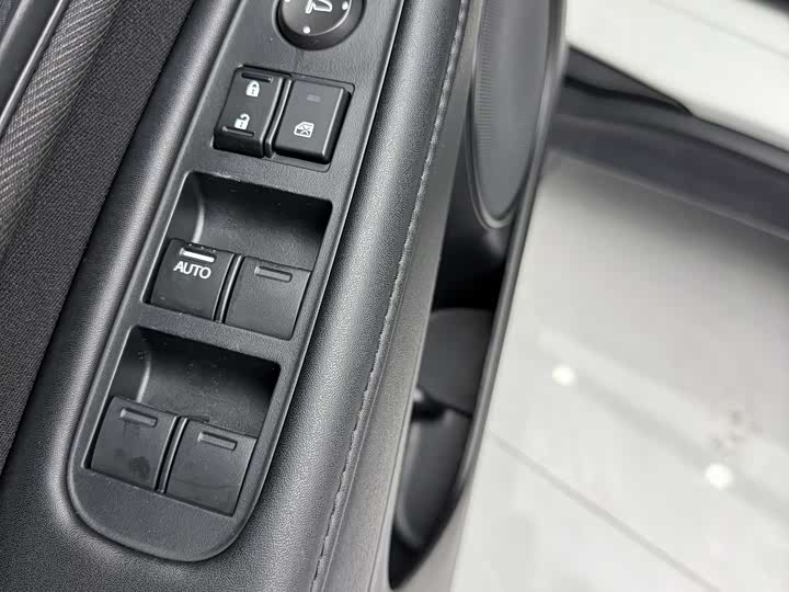 Фото 9 - Honda Vezel